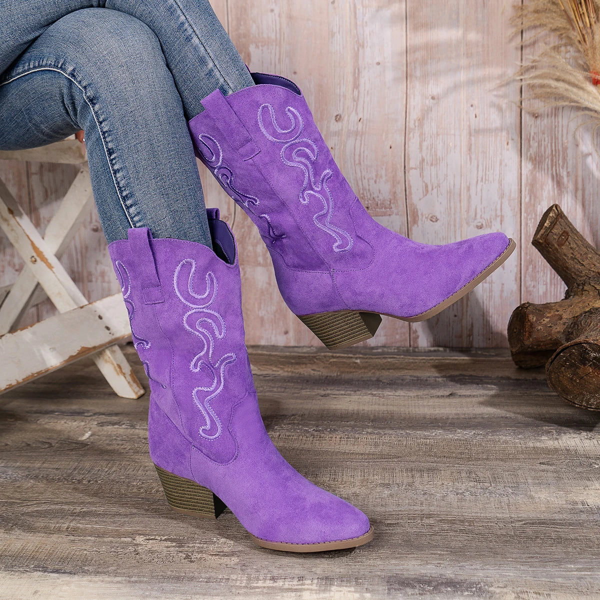 Women's slip-on women's boots, classic elegant retro style, embroidered design western boots
